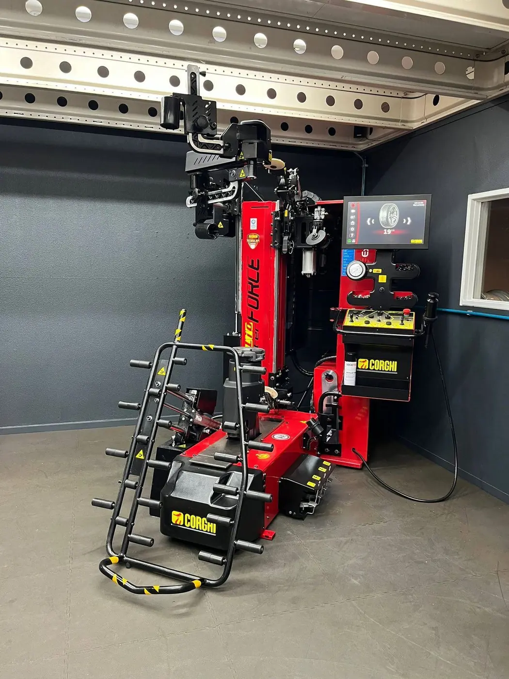 Moderne Corghi bandenmontage-machine in de werkplaats van Mensink