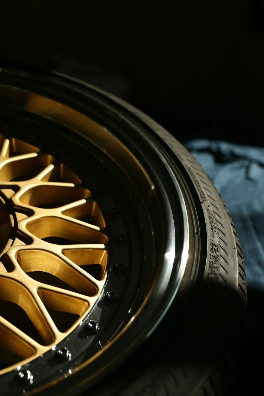 Gouden gesmede velg