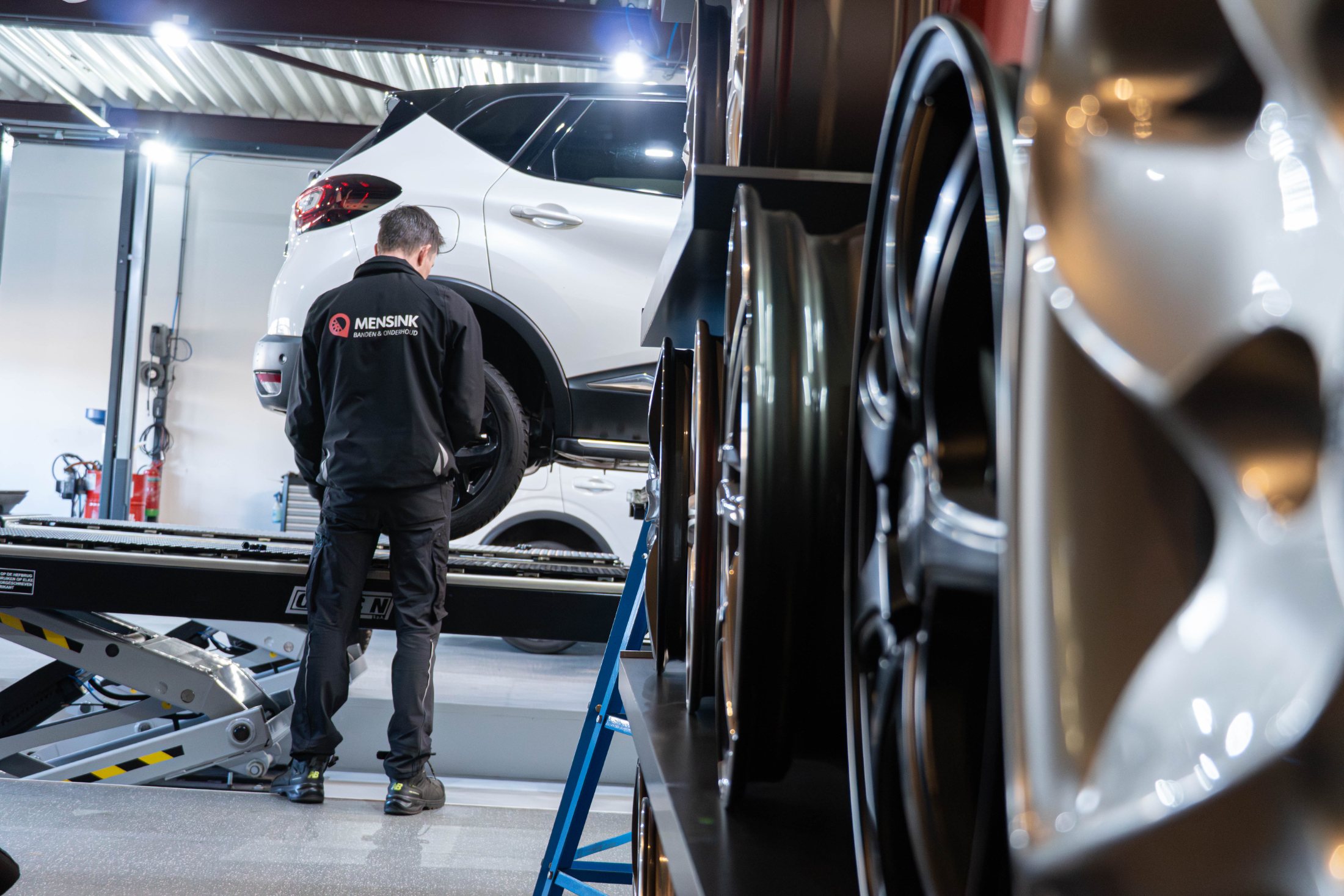 Close-up van een band op een donkere sportauto