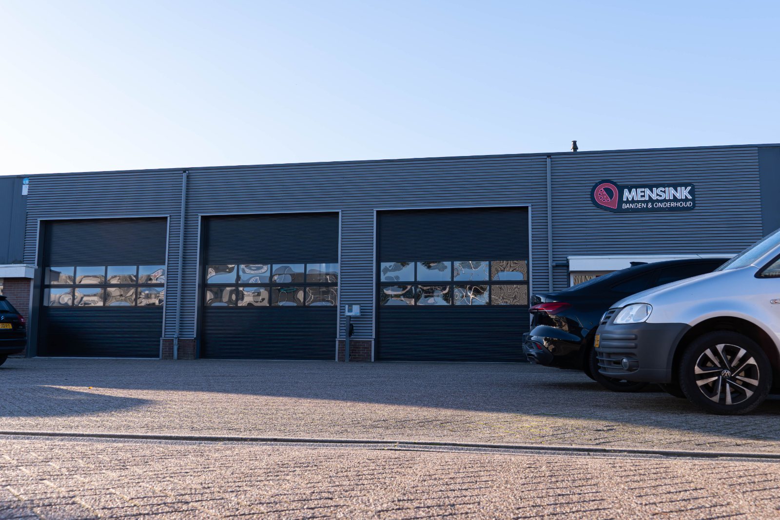 Het pand van Mensink Banden & Onderhoud aan de Bedrijvenstraat 23 in Wierden